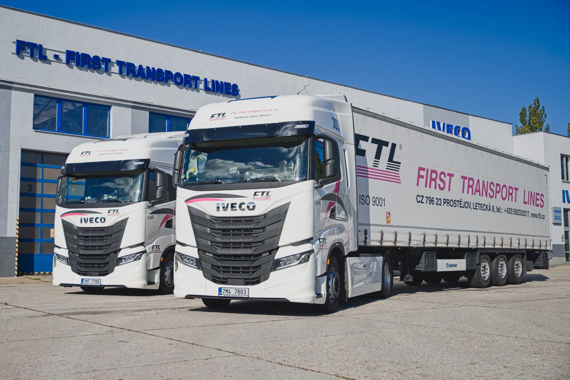 Tahače Iveco FTL – First Transport Lines před servisní halou v Prostějově